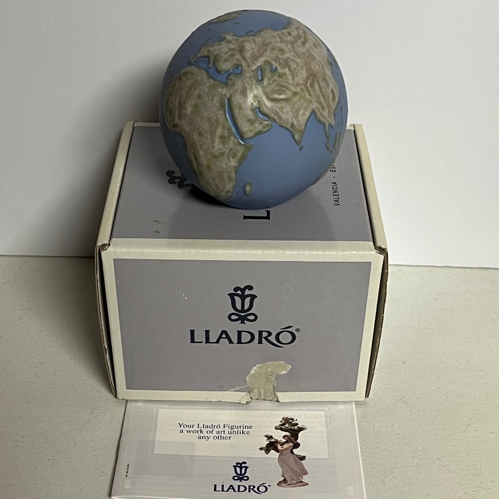 Vintage Lladro Daisa Ceramic World Globe Paperweight 1990 Handmade Spain B16138